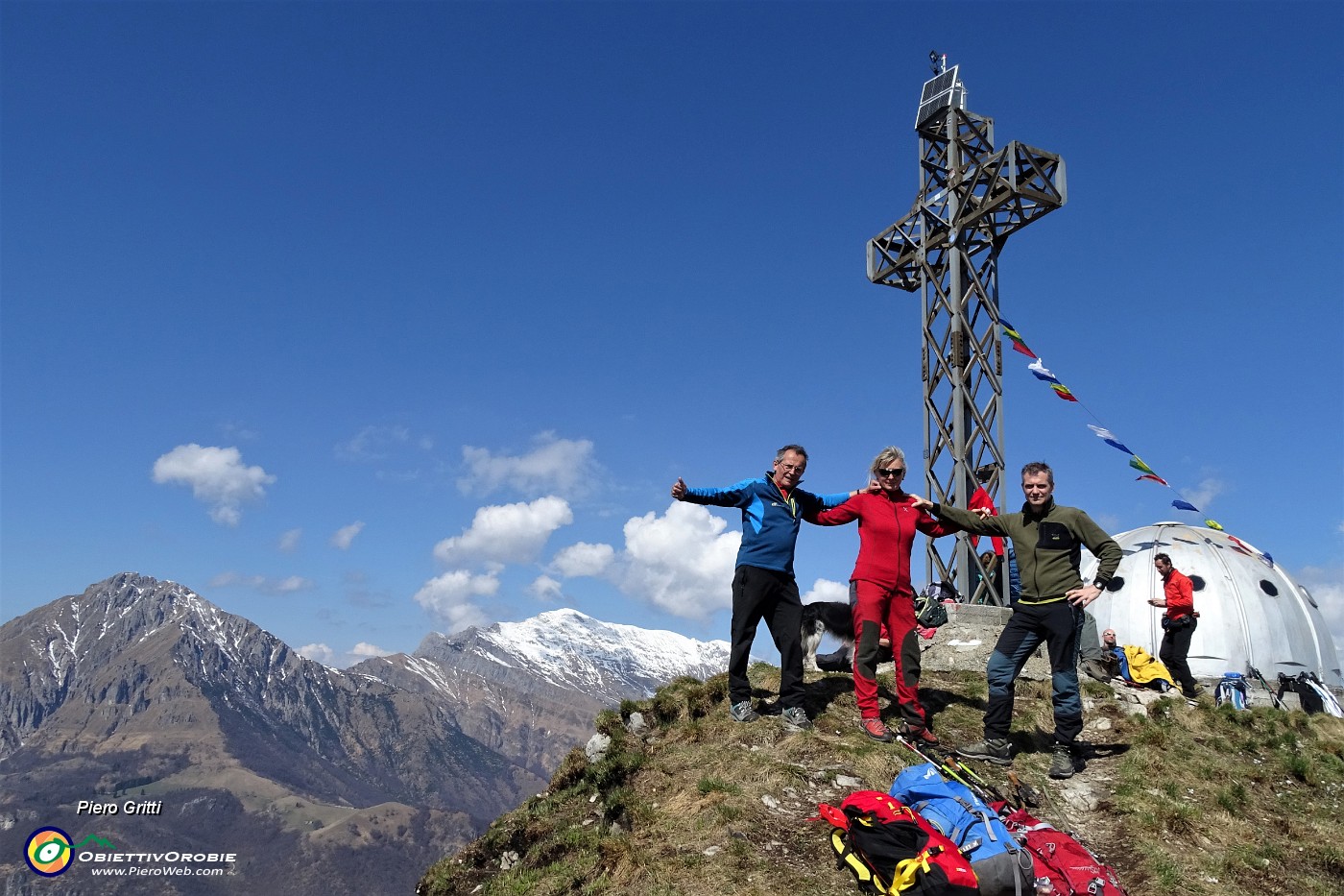 64 In vetta al Due Mani (1656 m) con vista in Grigne.JPG -                                